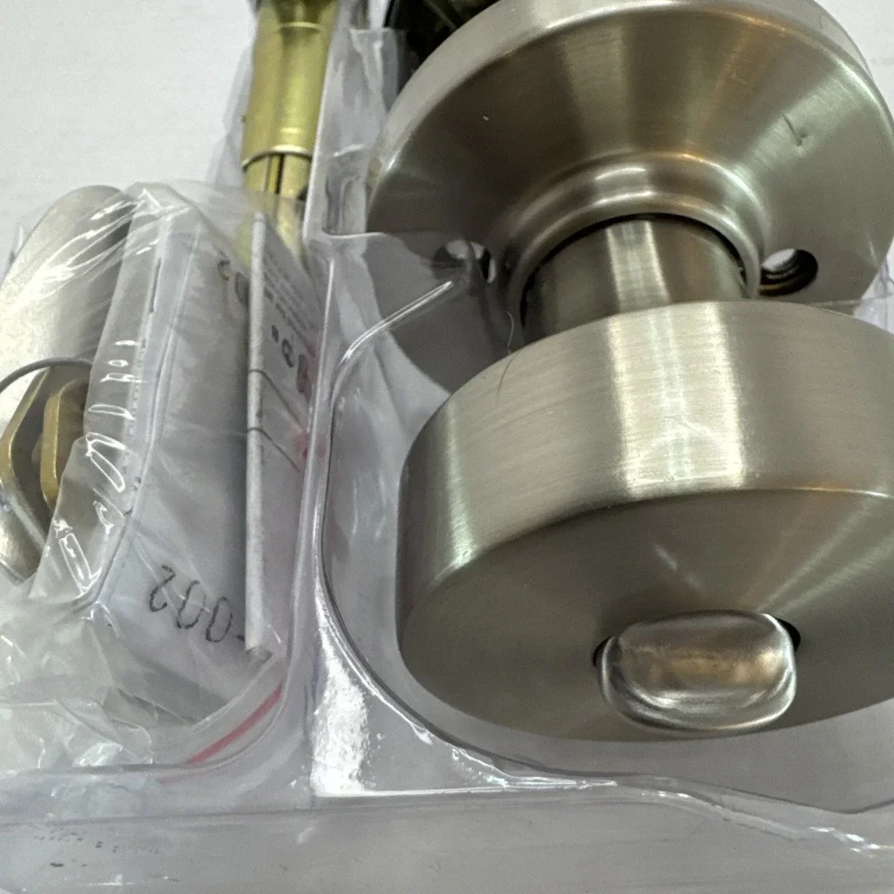 Kwikset Arroyo Entry Door Knob with‎ Lock and Key 97402-941